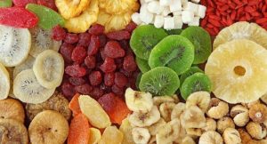 چه میوه هایی را خشک کنیم؟ نکاتی برای انتخاب بهترین میوه‌های مناسب خشک کردن